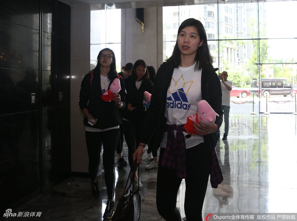 中国女排抵达北仑