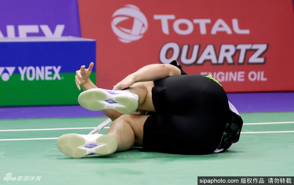 何冰娇脚踝受伤坐轮椅退场