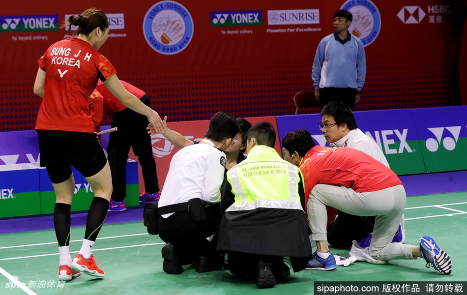 何冰娇脚踝受伤坐轮椅退场