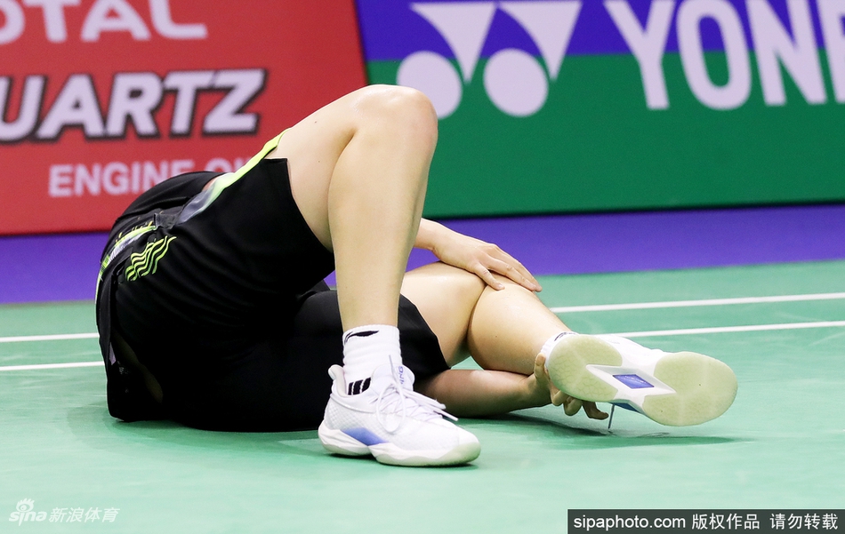 何冰娇脚踝受伤坐轮椅退场