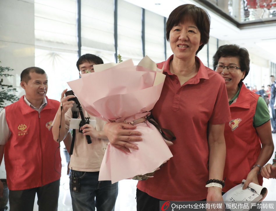 中国女排抵达北仑备战世锦赛