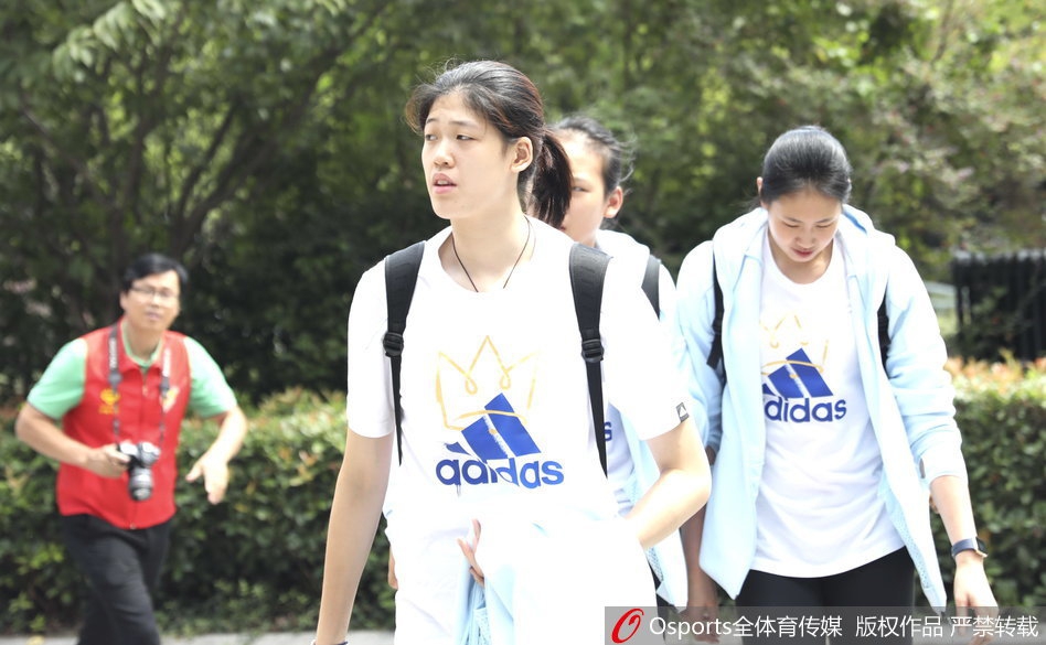 中国女排抵达北仑备战世锦赛