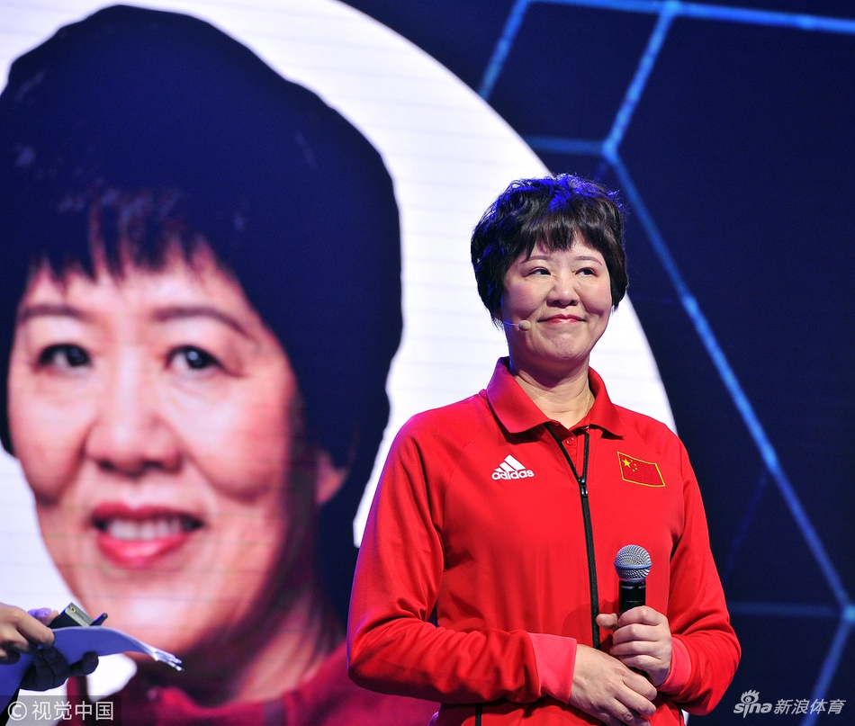 郎平现身福州出席商业活动