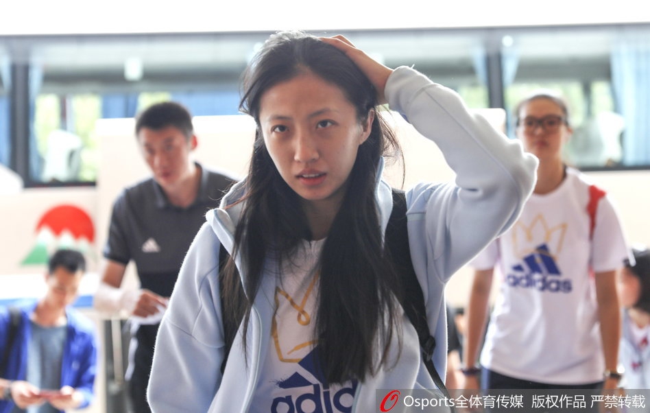 中国女排抵达北仑备战世锦赛
