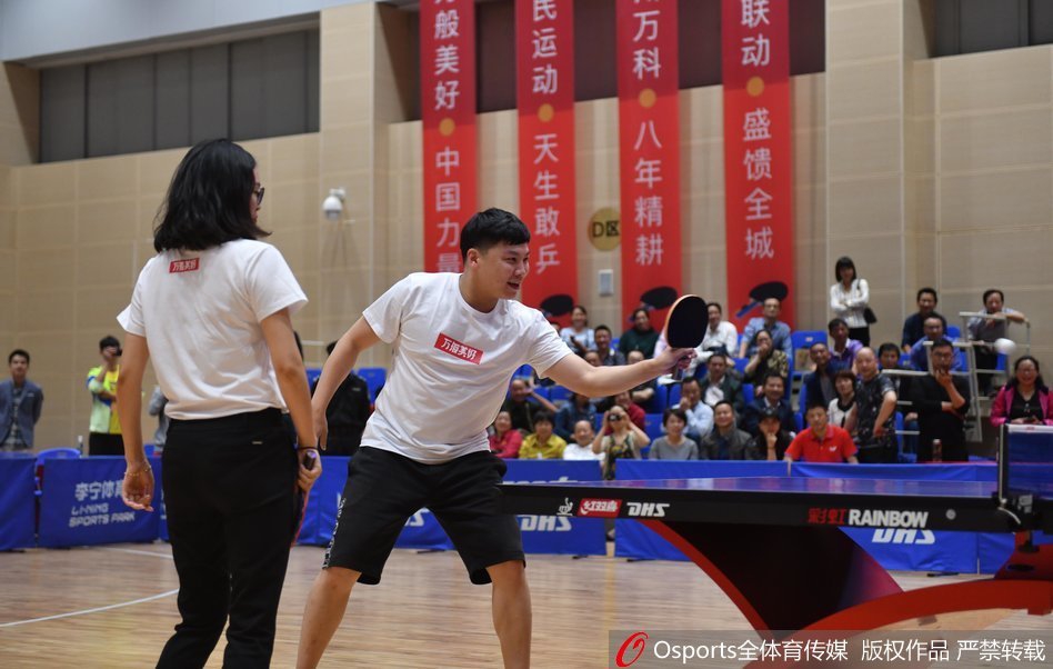 陈^亮相扬州乒乓球公开赛