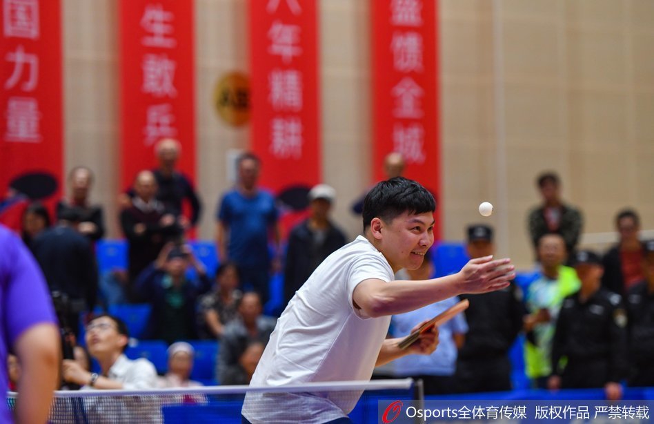 陈^亮相扬州乒乓球公开赛