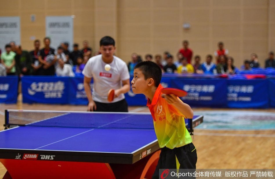陈^亮相扬州乒乓球公开赛