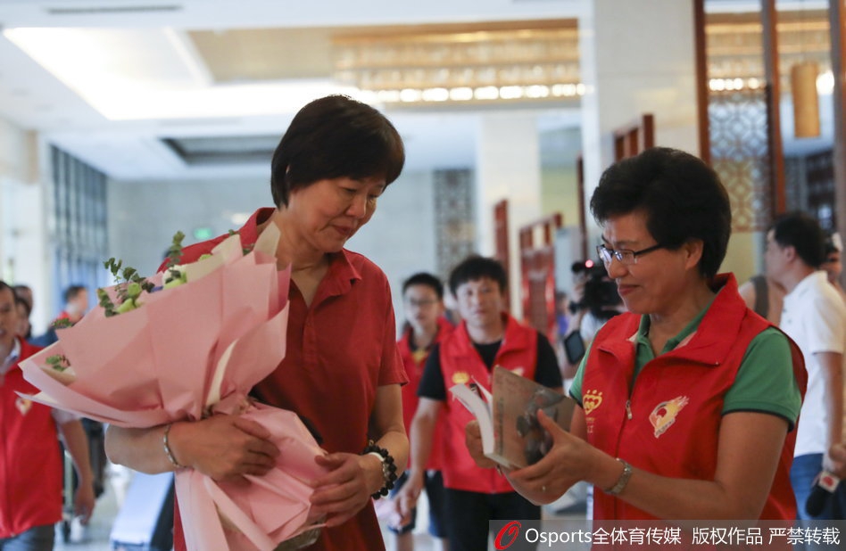 中国女排抵达北仑备战世锦赛