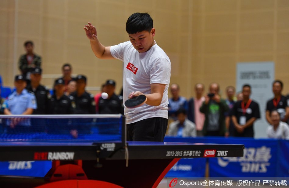 陈^亮相扬州乒乓球公开赛