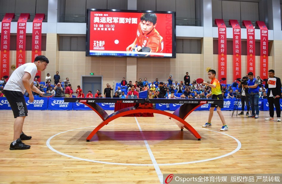 陈^亮相扬州乒乓球公开赛