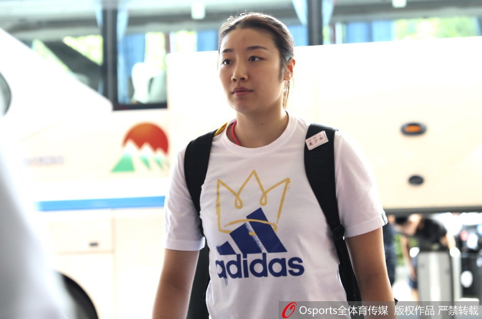 中国女排抵达北仑备战世锦赛