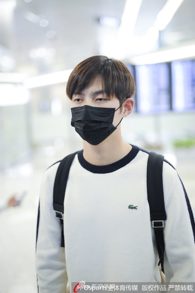 击剑男神董力现身上海虹桥机场