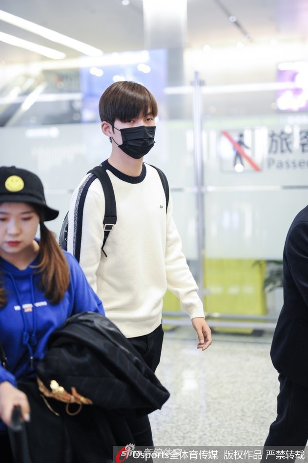 击剑男神董力现身上海虹桥机场
