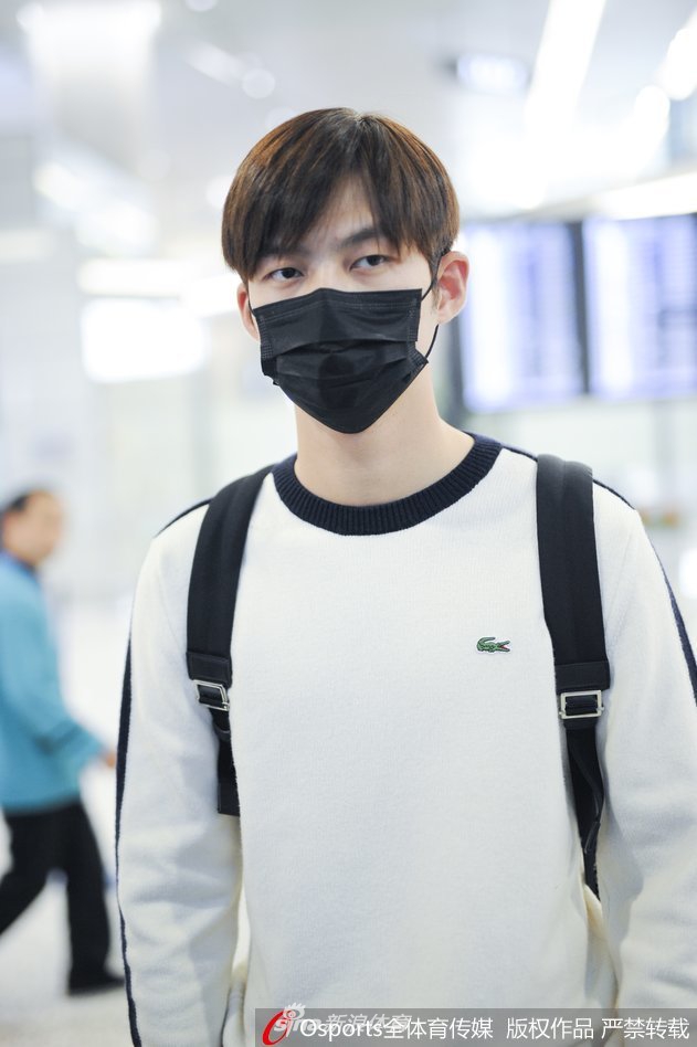 击剑男神董力现身上海虹桥机场
