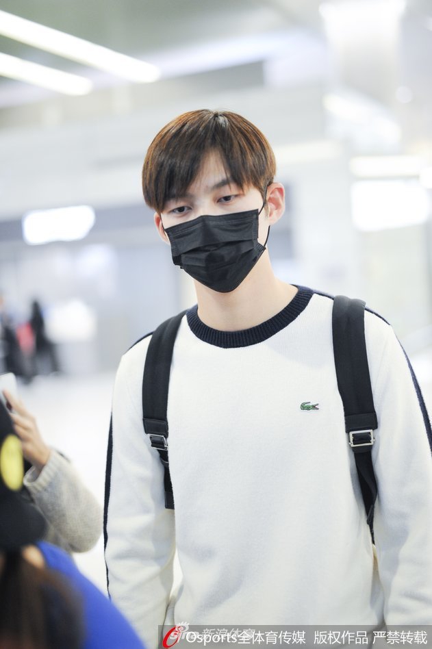 击剑男神董力现身上海虹桥机场