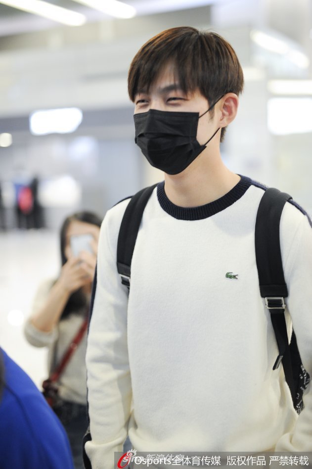 击剑男神董力现身上海虹桥机场