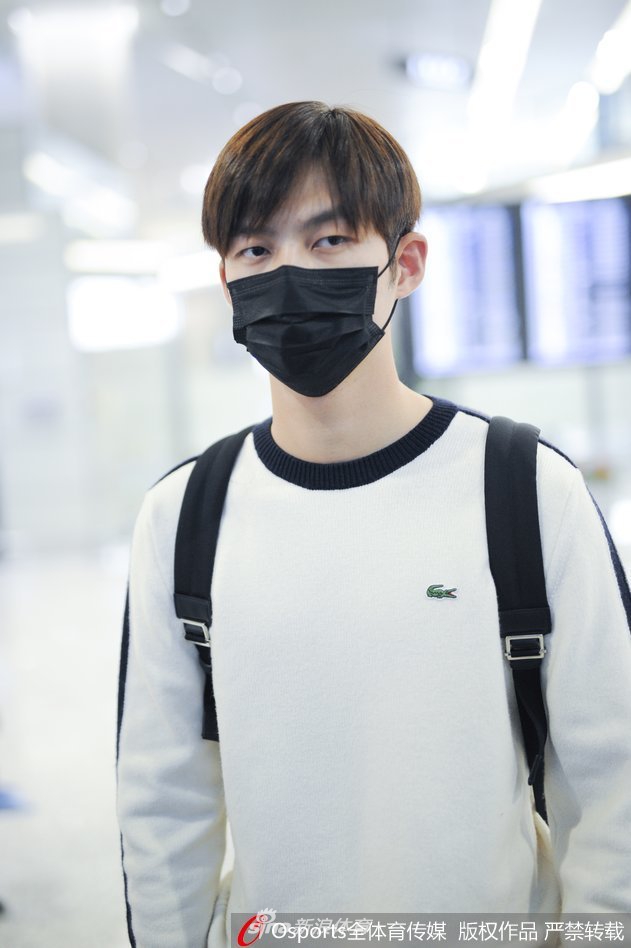 击剑男神董力现身上海虹桥机场