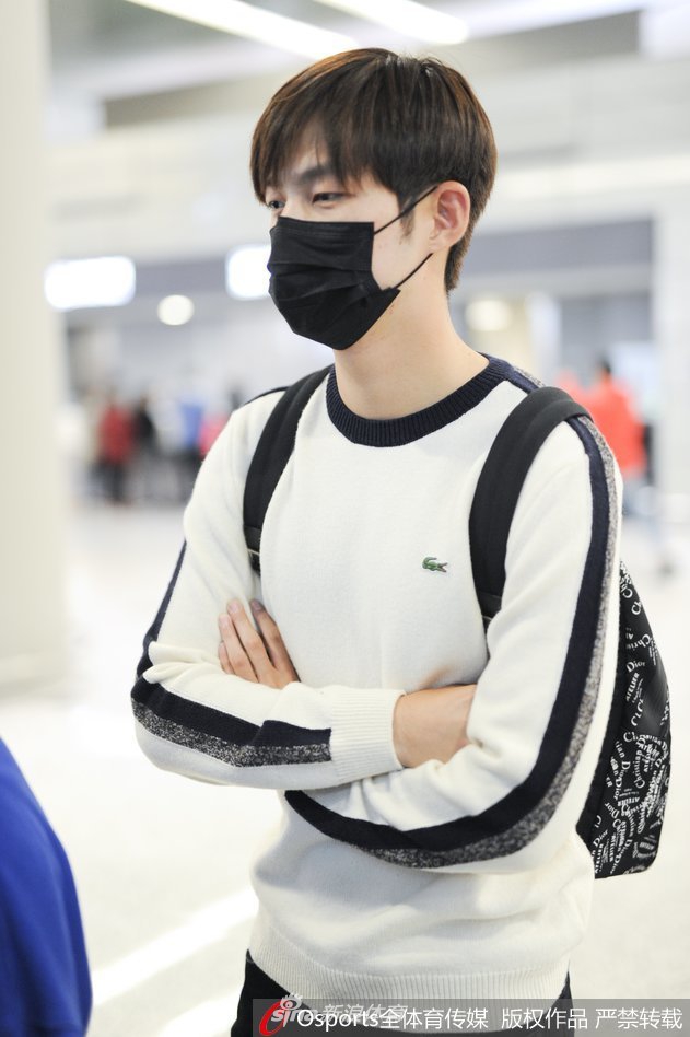 击剑男神董力现身上海虹桥机场