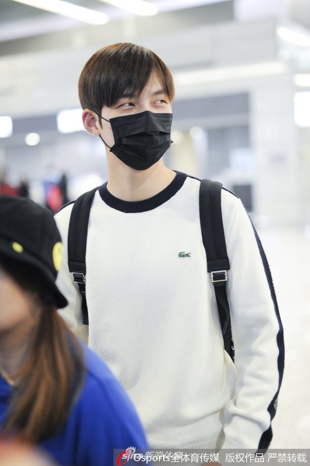 击剑男神董力现身上海虹桥机场