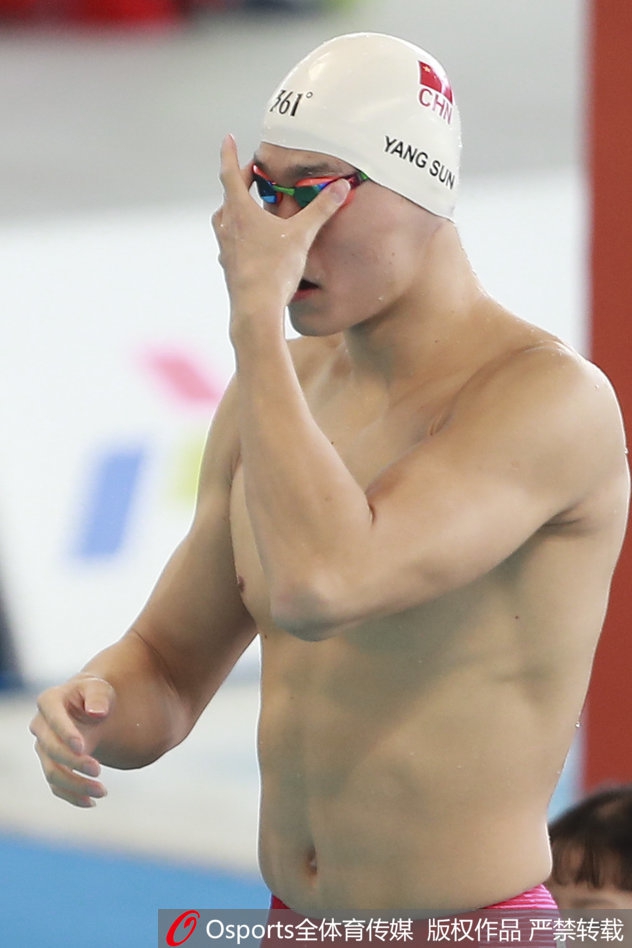 孙杨200自预赛轻松第一