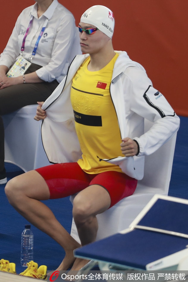 孙杨200自预赛轻松第一