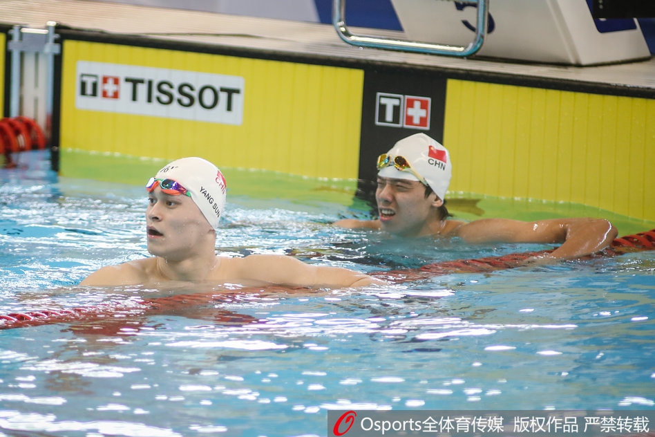 孙杨200自预赛轻松第一