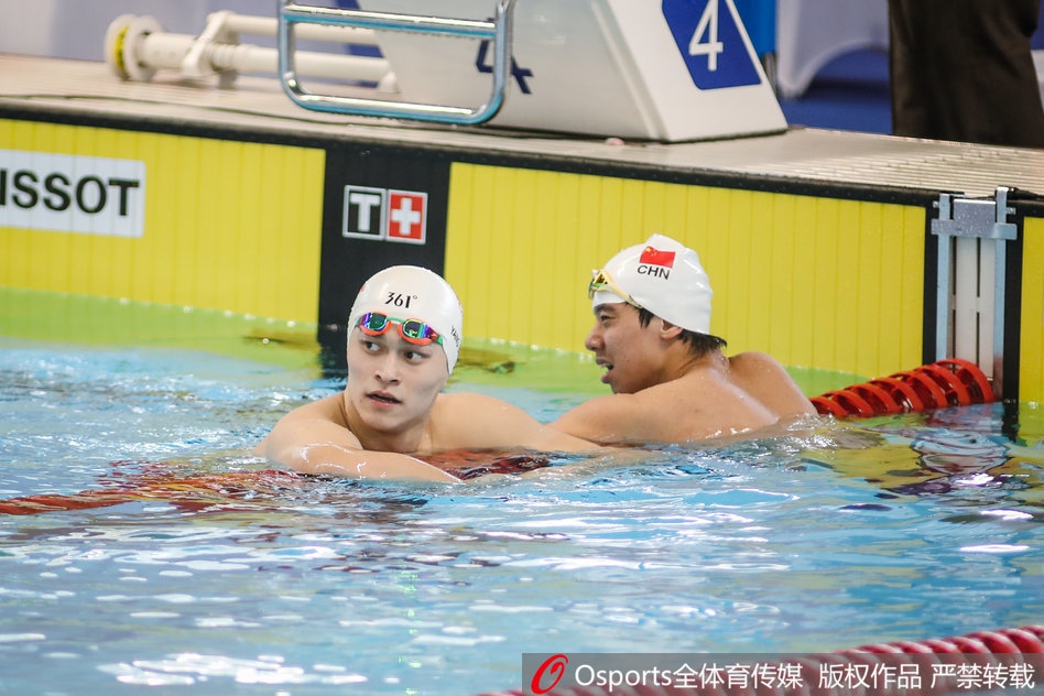 孙杨200自预赛轻松第一