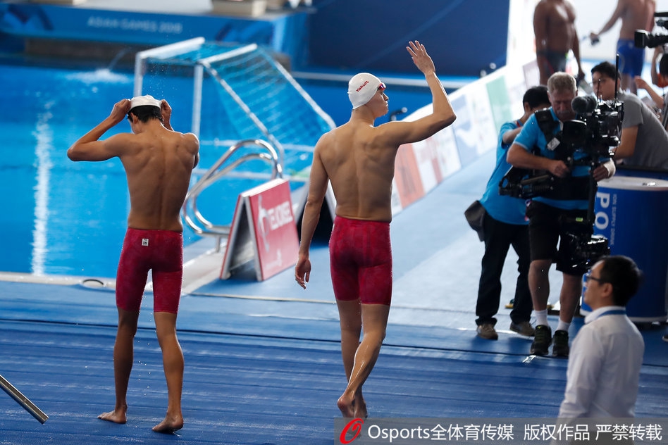 孙杨200自预赛轻松第一