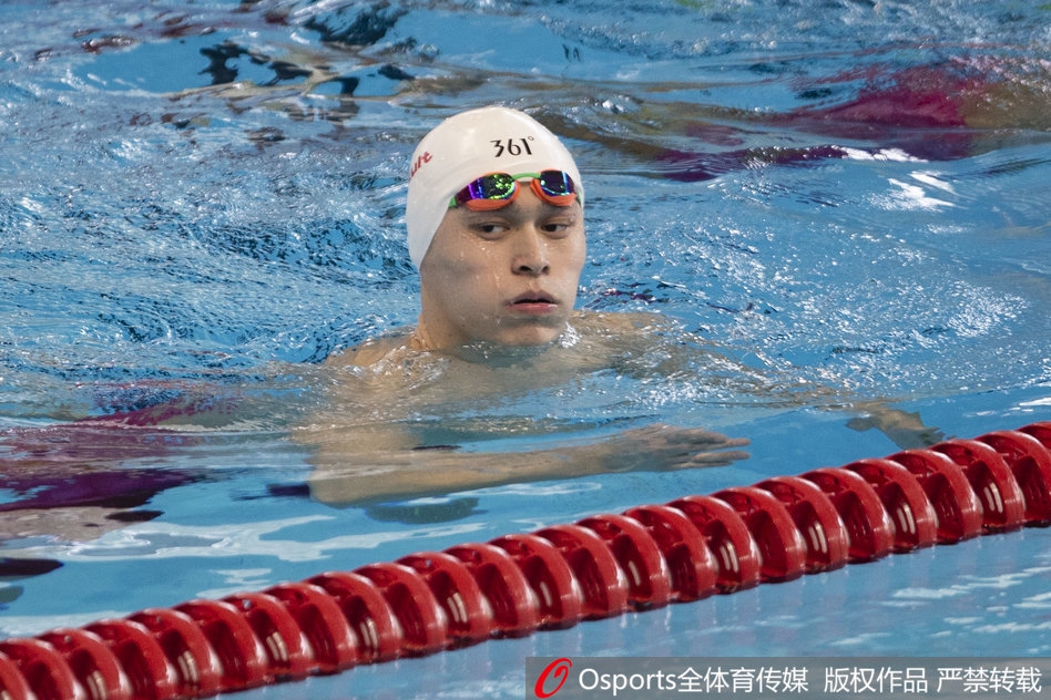 孙杨200自预赛轻松第一