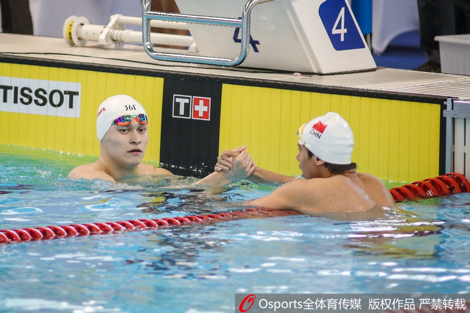 孙杨200自预赛轻松第一