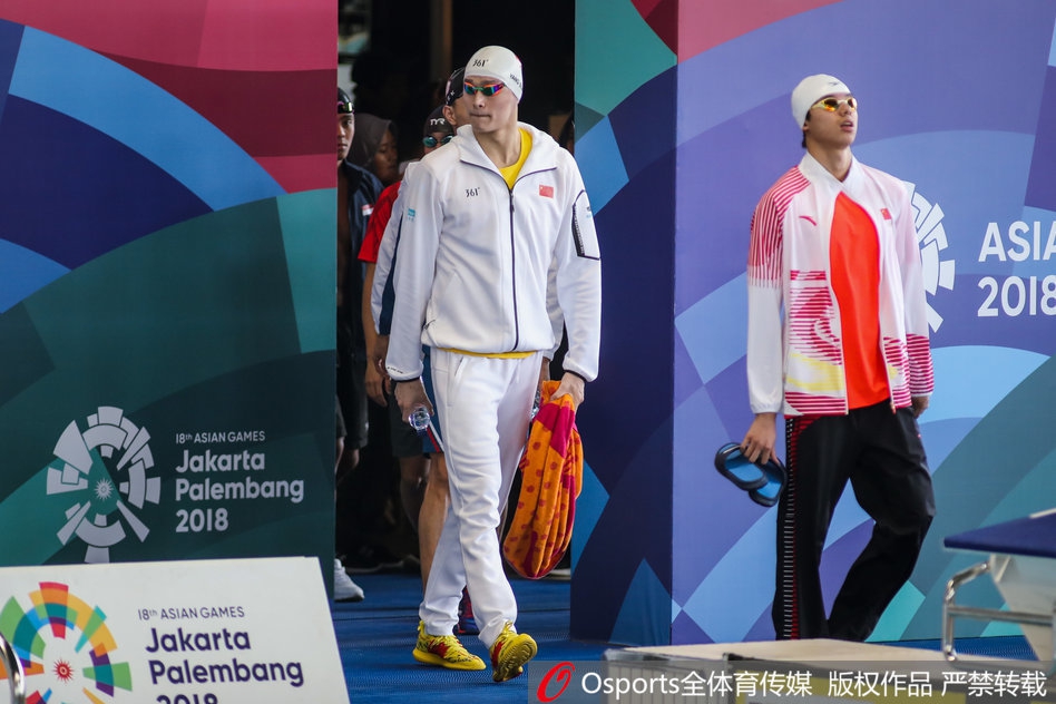 孙杨200自预赛轻松第一