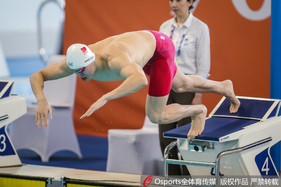 孙杨200自预赛轻松第一