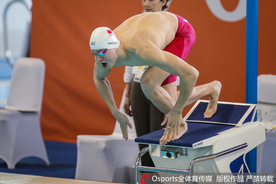 孙杨200自预赛轻松第一