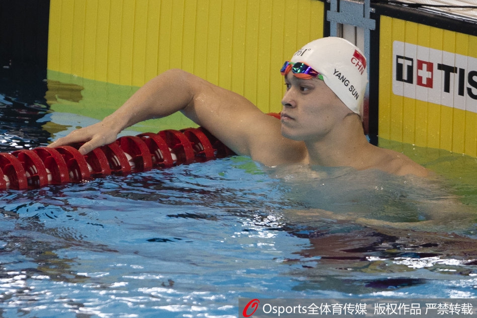 孙杨200自预赛轻松第一