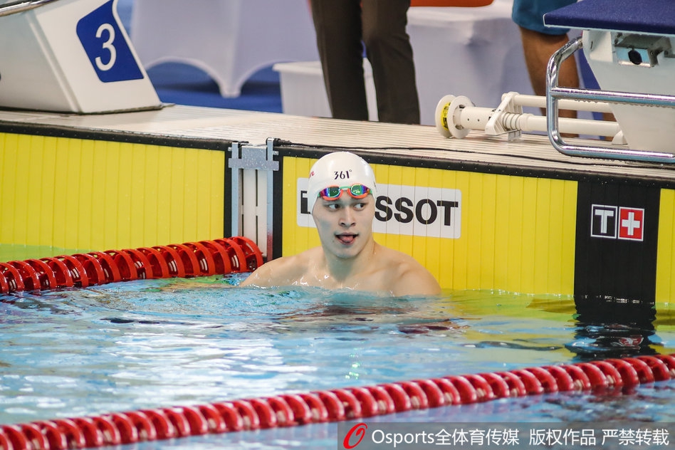 孙杨200自预赛轻松第一