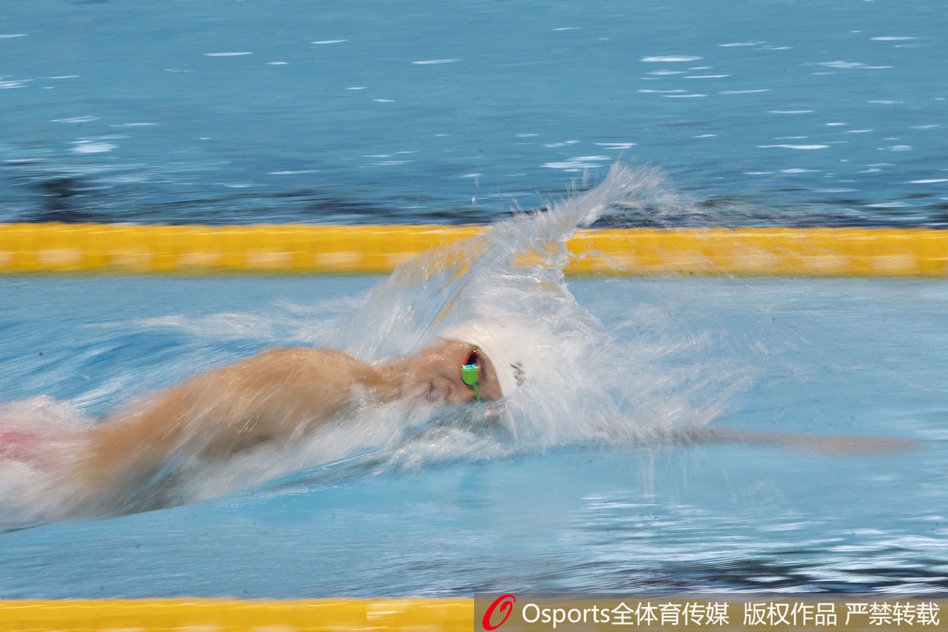 孙杨200自预赛轻松第一