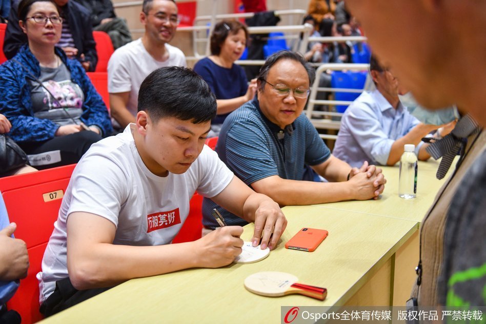 陈^亮相扬州乒乓球公开赛