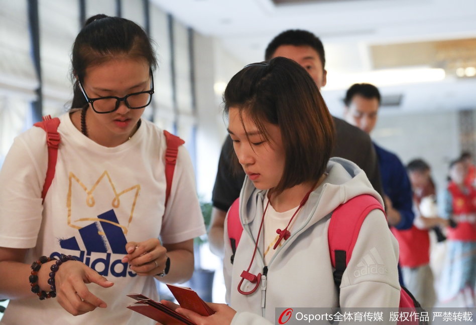 中国女排抵达北仑备战世锦赛