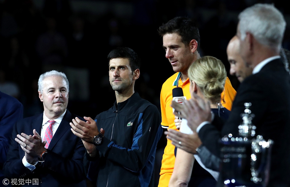 美网男单颁奖仪式德约捧杯