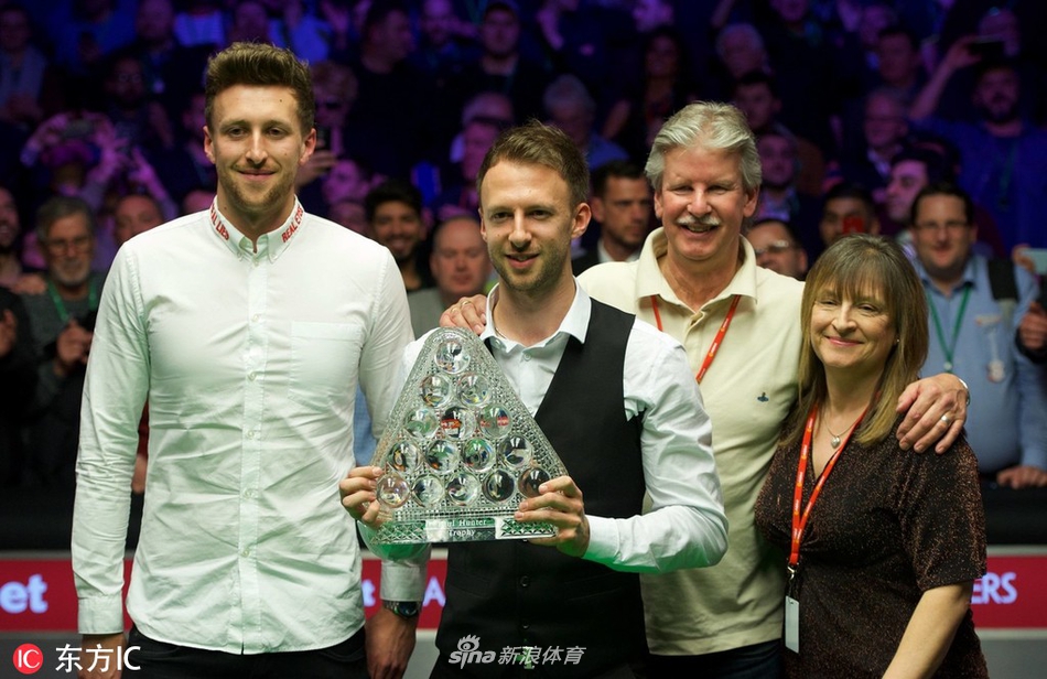 斯诺克大师赛特鲁姆普捧杯图集