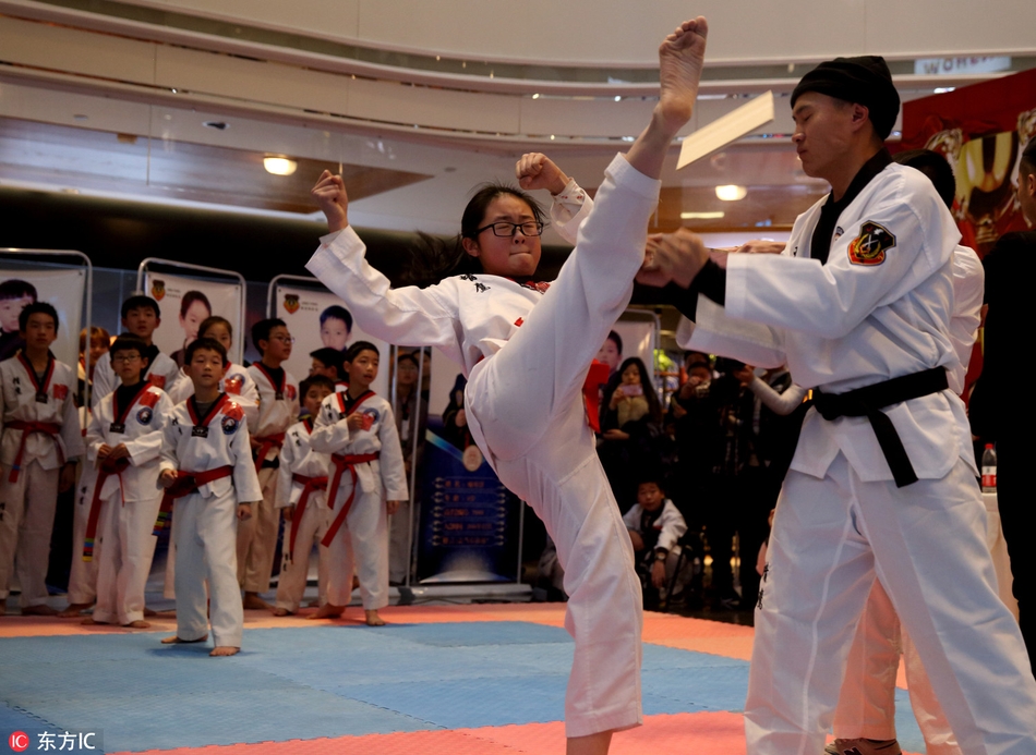 跆拳道教练单手击破十条花岗岩