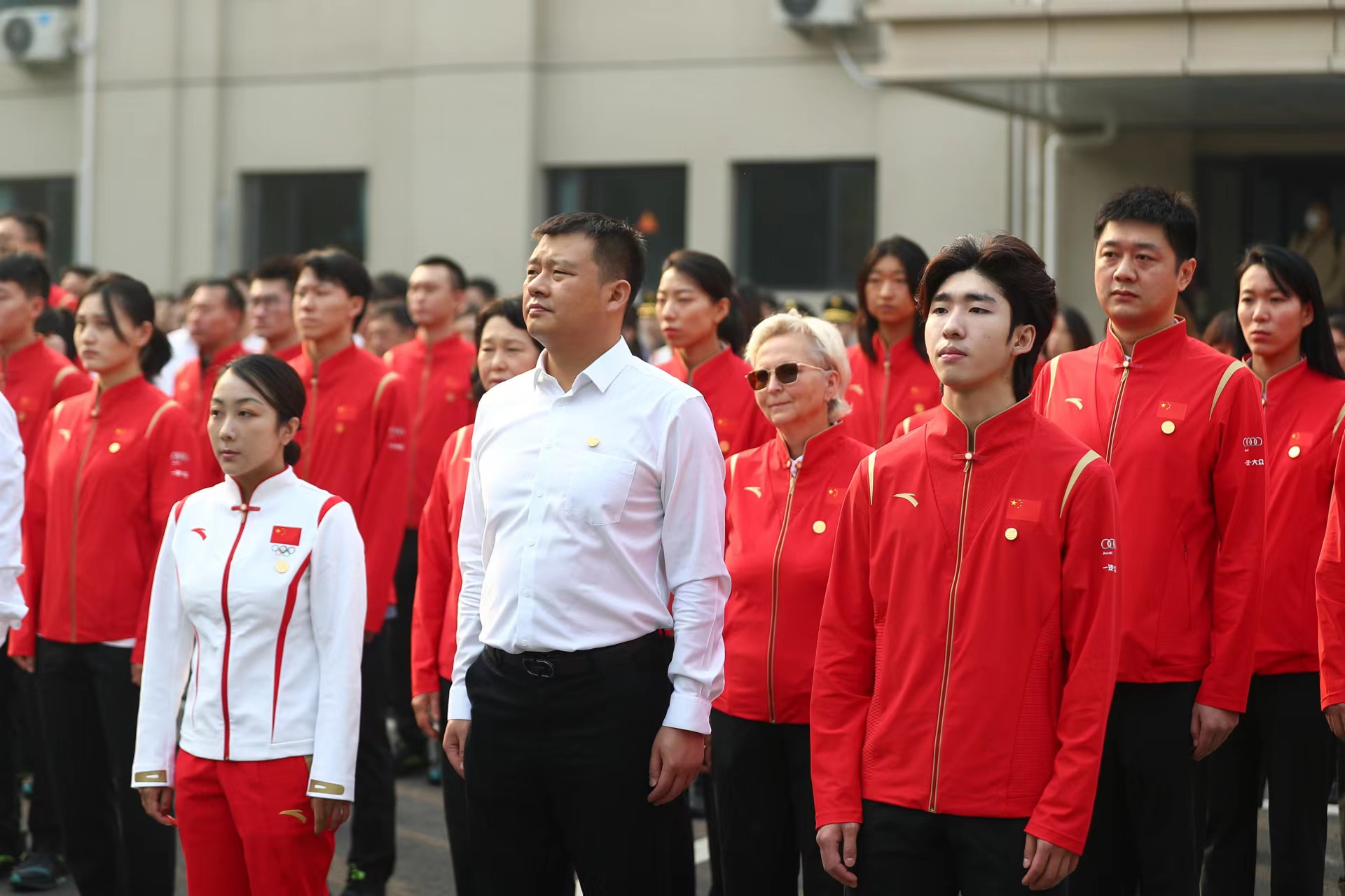 短道速滑等队伍举行升旗仪式