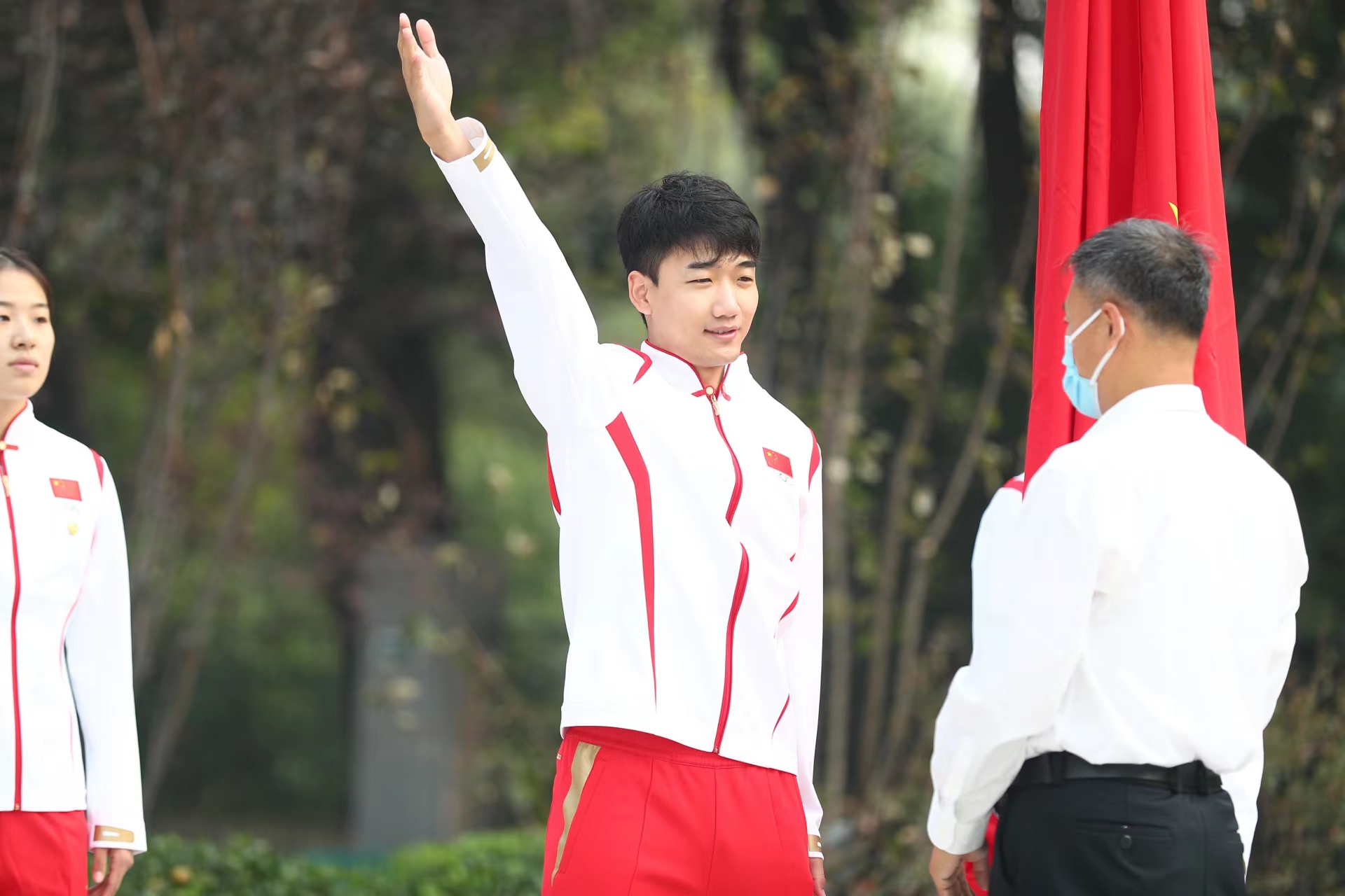 短道速滑等队伍举行升旗仪式