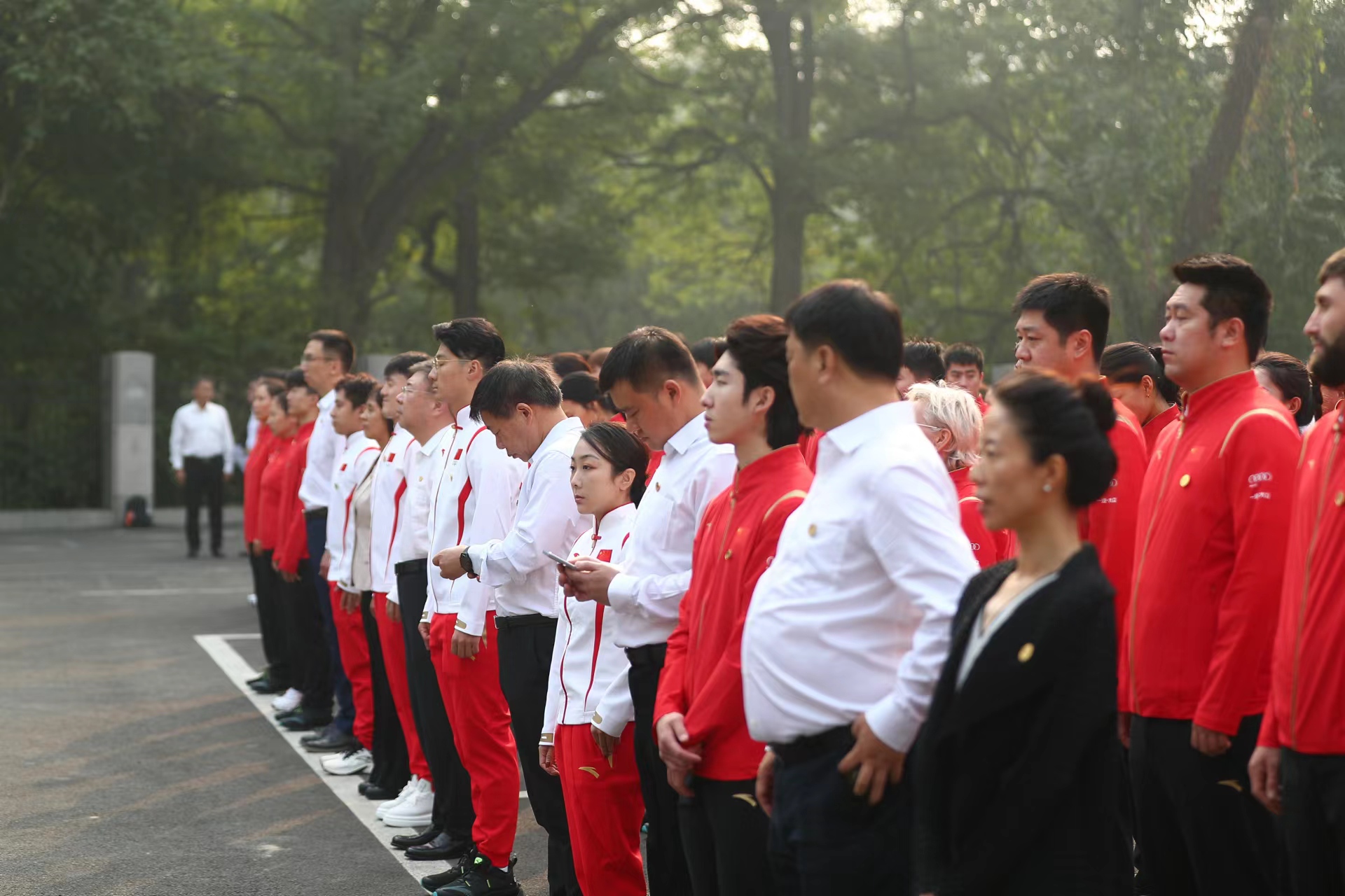 短道速滑等队伍举行升旗仪式