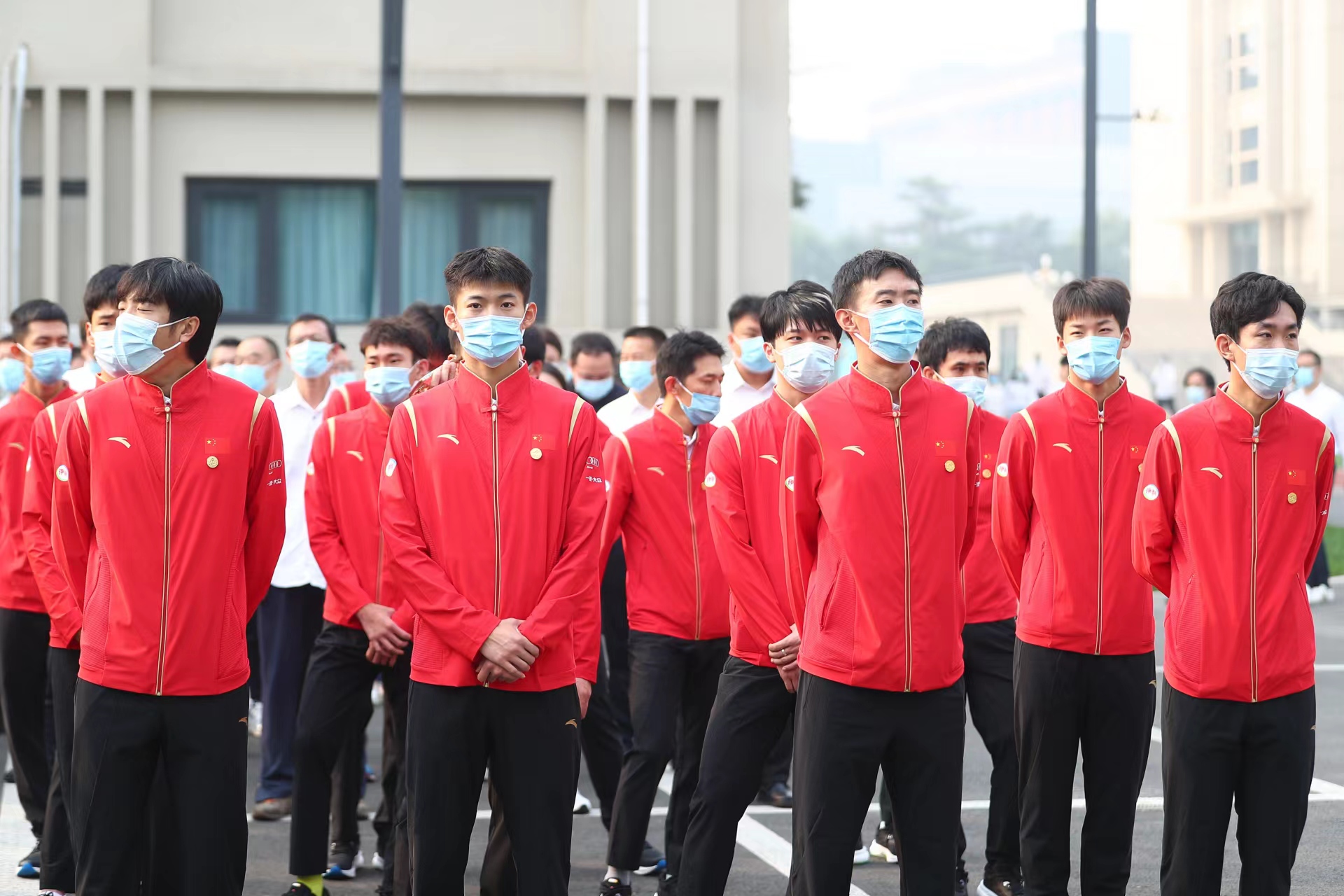 短道速滑等队伍举行升旗仪式