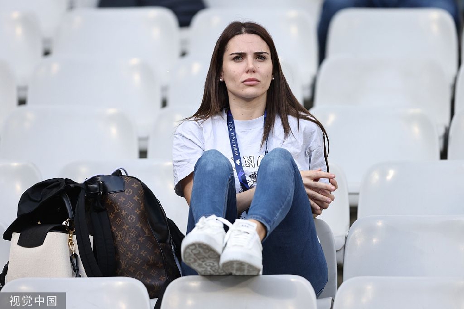 [欧冠]皇马备战 太太团抢镜