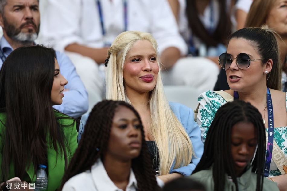 [欧冠]皇马备战 太太团抢镜