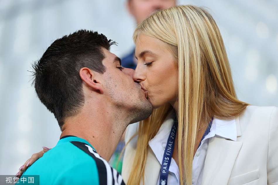 [欧冠]皇马备战 太太团抢镜