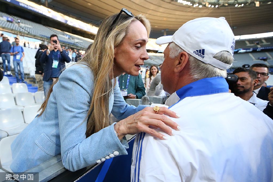 [欧冠]皇马备战 太太团抢镜