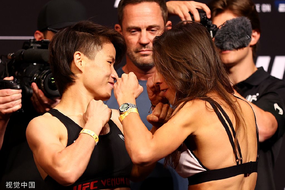 张伟丽与乔安娜二番战称重仪式